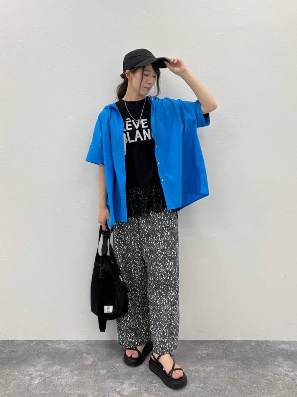 ブラック系のサンダル、その他のその他パンツ、ブラック系のTシャツ/カットソーを着用したレディースの春コーディネートの3枚目の写真