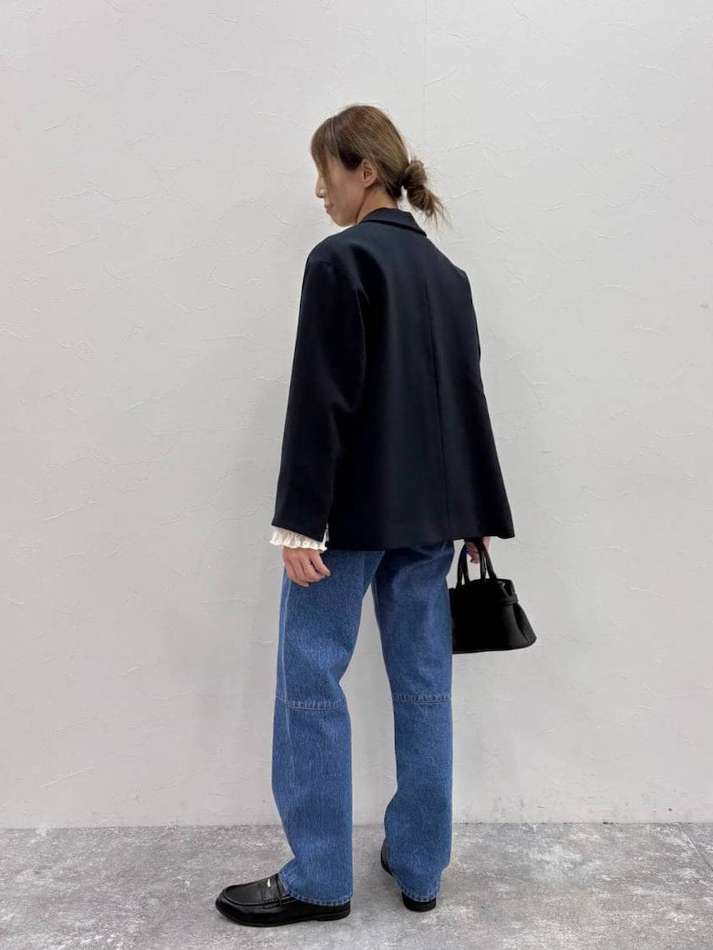 ブルー系のテーラードジャケット、ホワイト系のTシャツ/カットソー、ブラック系のショルダーバッグを着用したレディースの春コーディネートの4枚目の写真