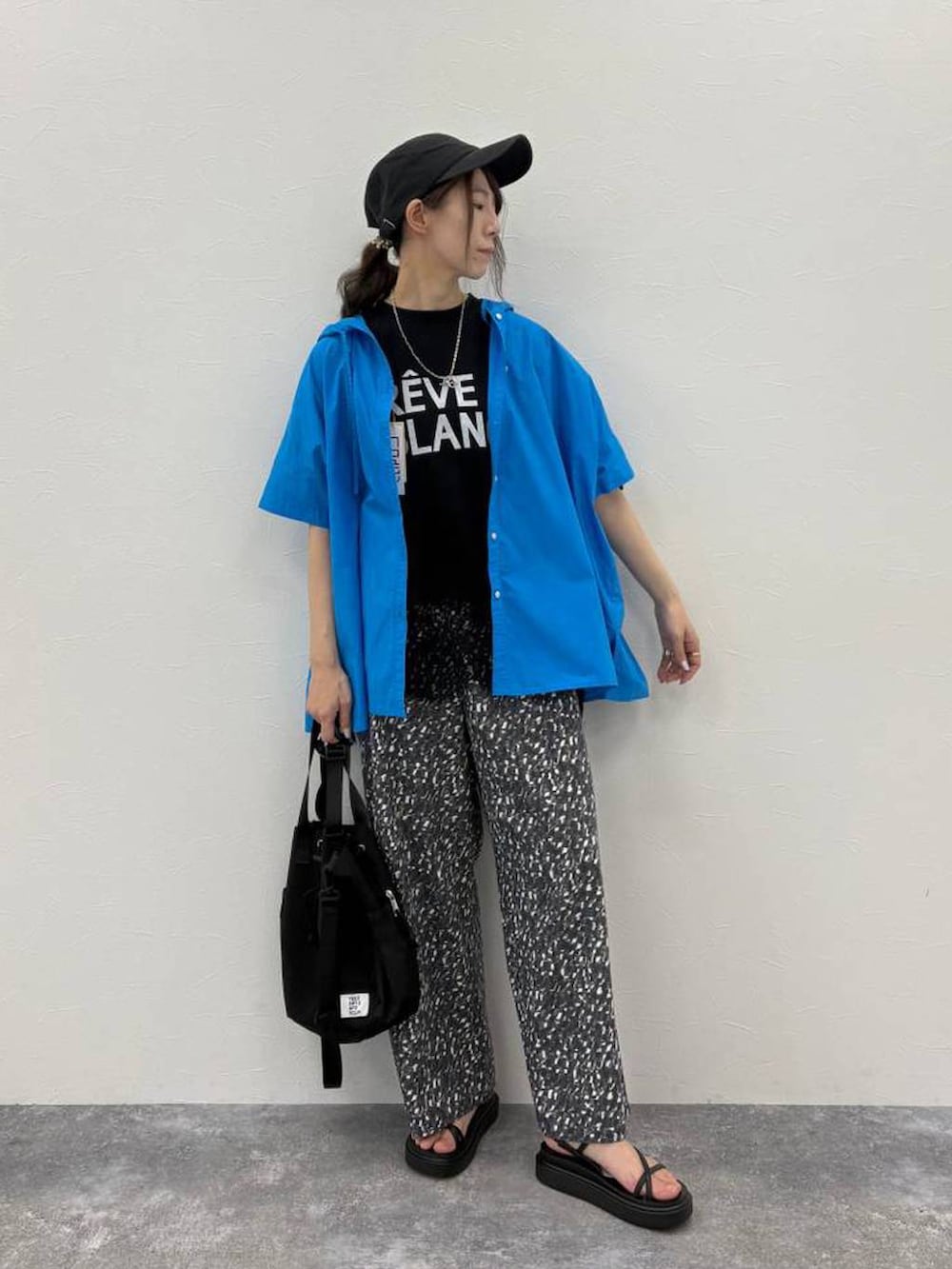 ブラック系のサンダル、その他のその他パンツ、ブラック系のTシャツ/カットソーを着用したレディースの春コーディネートの4枚目の写真