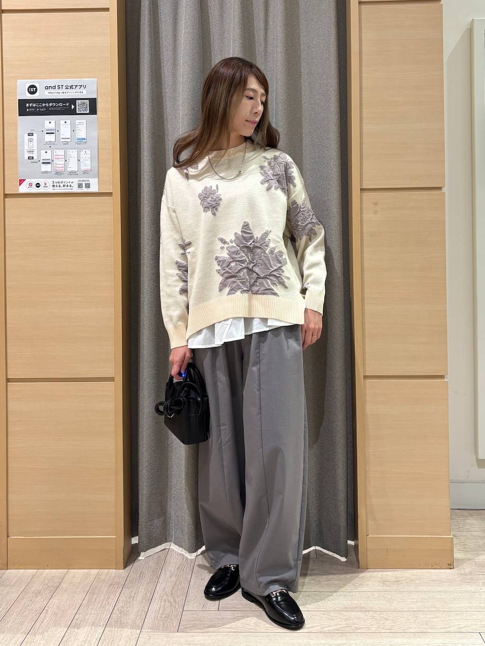 グレー系のその他パンツ、ブラック系のトートバッグ、ホワイト系のニット/セーターを着用したレディースの冬コーディネートの4枚目の写真