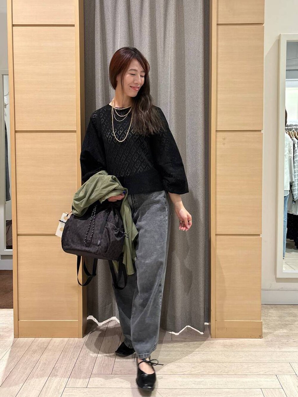 グレー系のデニムパンツ、ブラック系のパンプス、ホワイト系のタンクトップを着用したレディースの春コーディネートの4枚目の写真