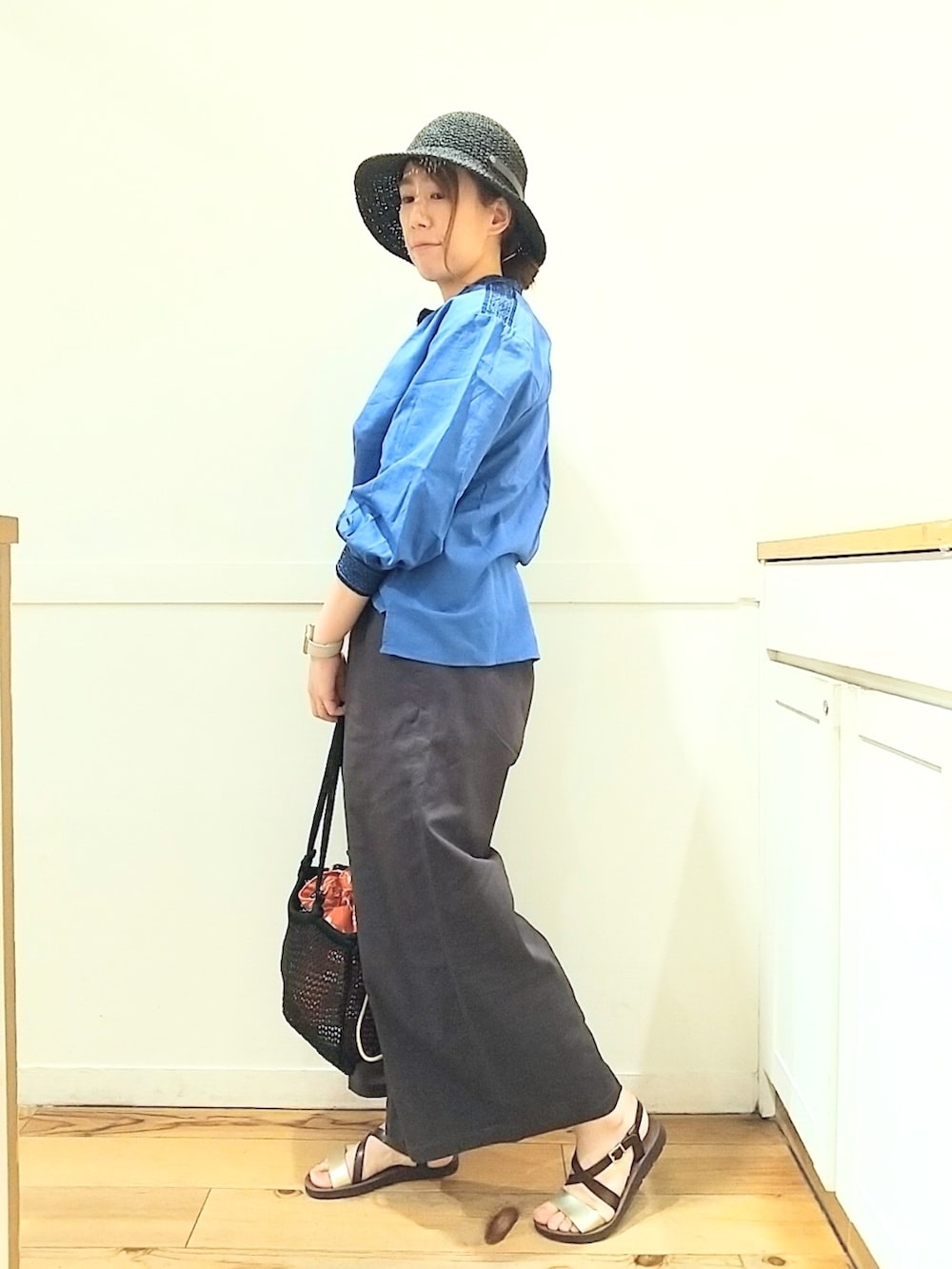 ブルー系のシャツ/ブラウス、その他のその他パンツ、ブラック系のサンダルを着用したレディースの春コーディネートの2枚目の写真