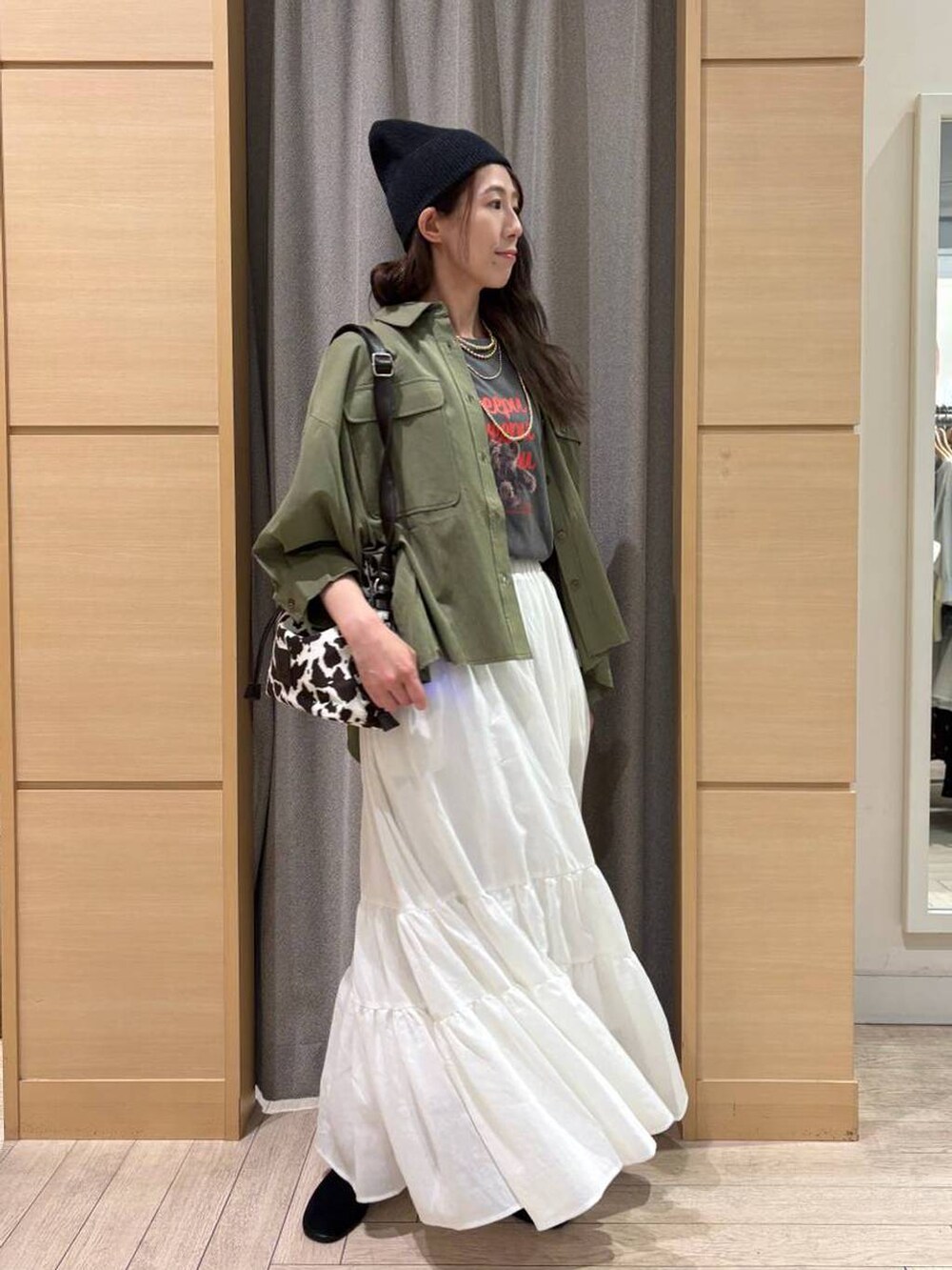 ブラック系のパンプス、ブラウン系のトートバッグ、グレー系のTシャツ/カットソーを着用したレディースの春コーディネートの2枚目の写真