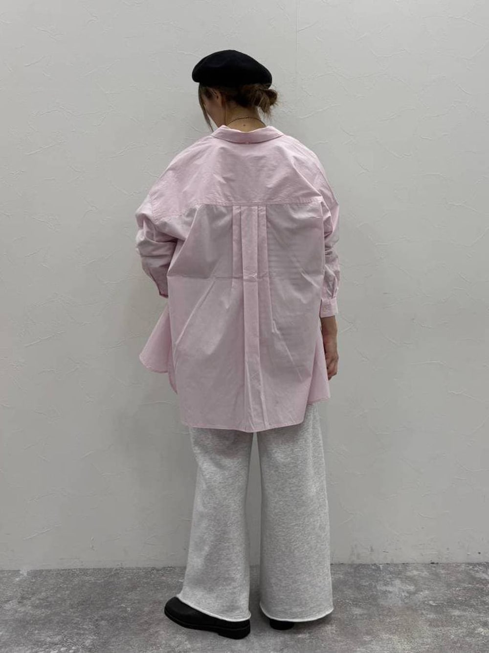 グレー系のスウェットパンツ、その他のTシャツ/カットソー、ブラック系のスリッポンを着用したレディースの春コーディネートの2枚目の写真