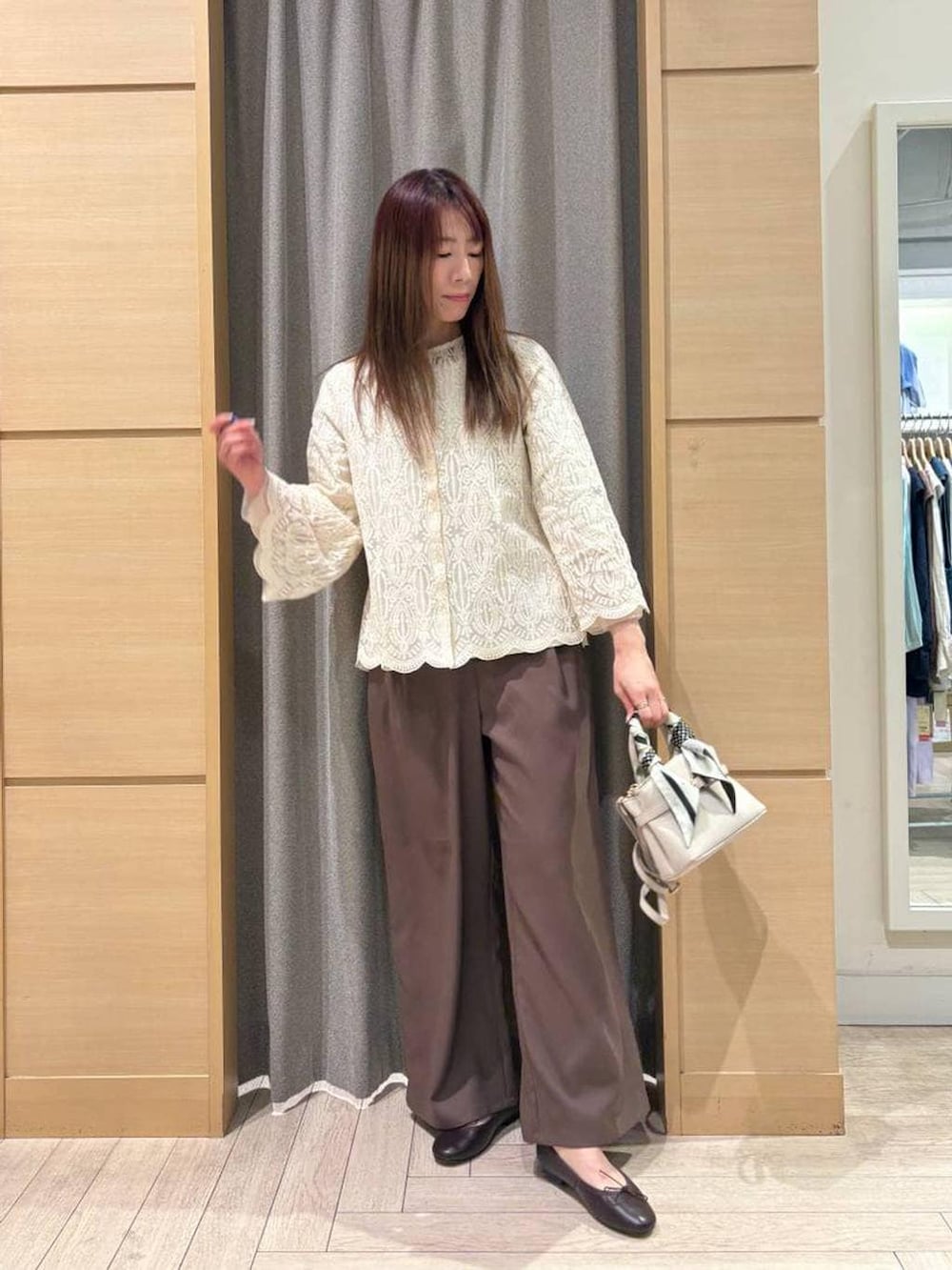 ホワイト系のTシャツ/カットソー、ブラウン系のその他シューズ、ブラウン系のその他パンツを着用したレディースの春コーディネートの4枚目の写真