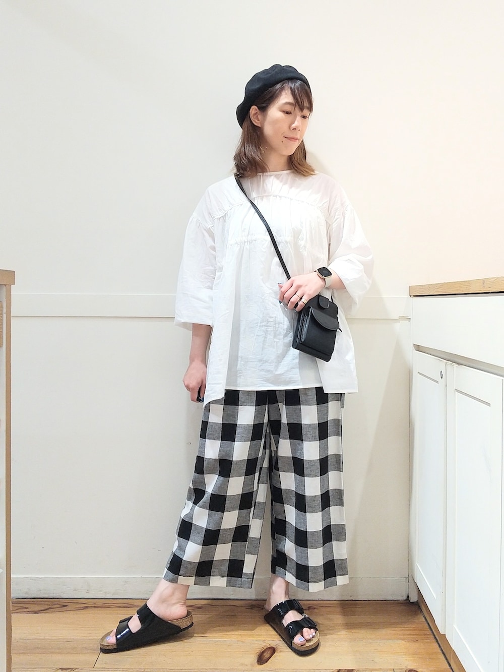 ホワイト系のシャツ/ブラウス、ホワイト系のタンクトップ、その他のその他パンツを着用したレディースの夏コーディネートの3枚目の写真