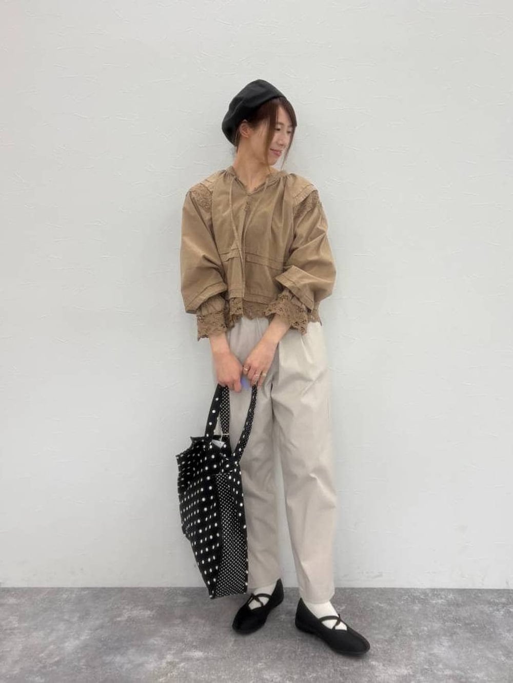 ブラック系のバレエシューズ、その他のトートバッグ、ベージュ系のシャツ/ブラウスを着用したレディースの春コーディネートの6枚目の写真