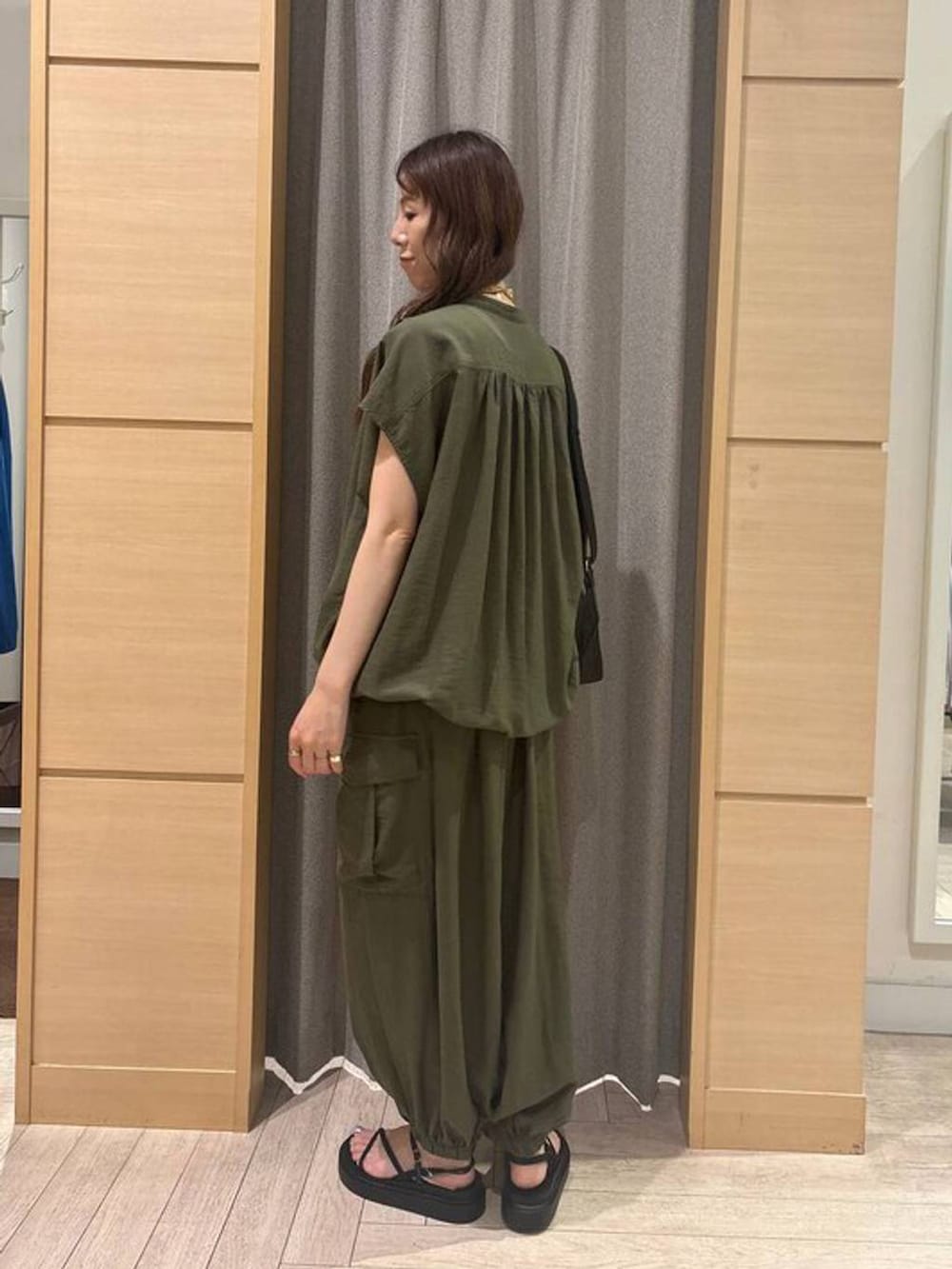 グリーン系のカーゴパンツ、グリーン系のシャツ/ブラウス、ブラウン系のサンダルを着用したレディースの夏コーディネートの2枚目の写真