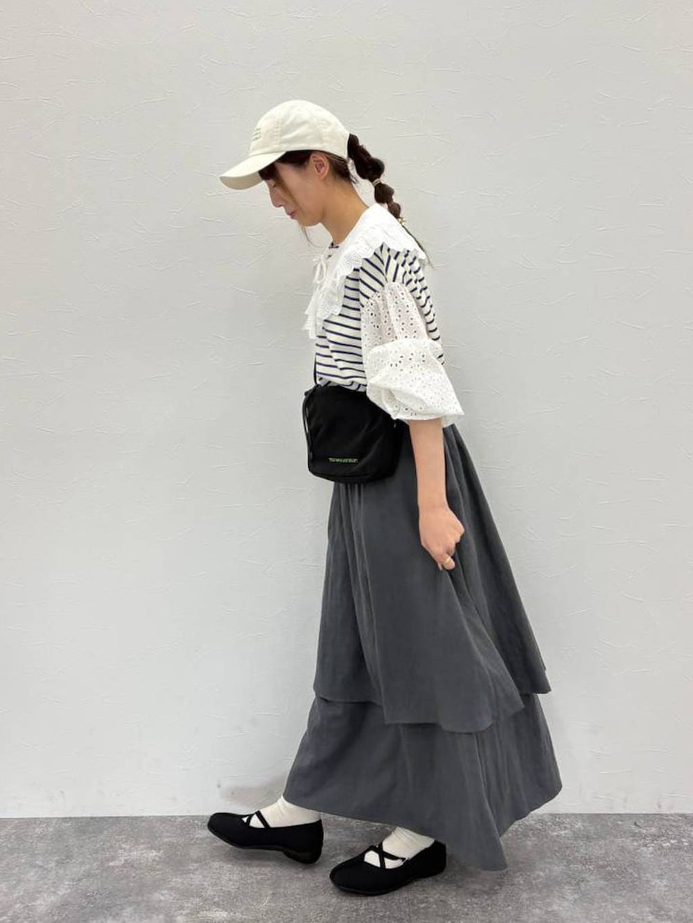 ブラック系のバレエシューズ、ブラック系のショルダーバッグ、ホワイト系のTシャツ/カットソーを着用したレディースの春コーディネートの4枚目の写真