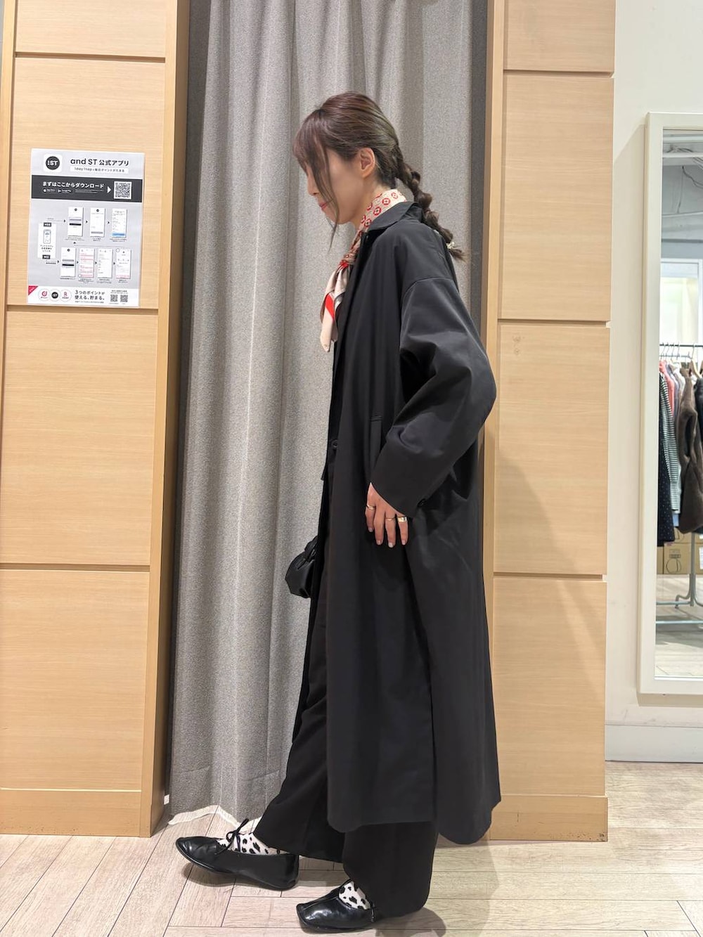 その他のニット/セーター、ブラック系のパンプス、ブラック系のスラックスを着用したレディースの冬コーディネートの3枚目の写真