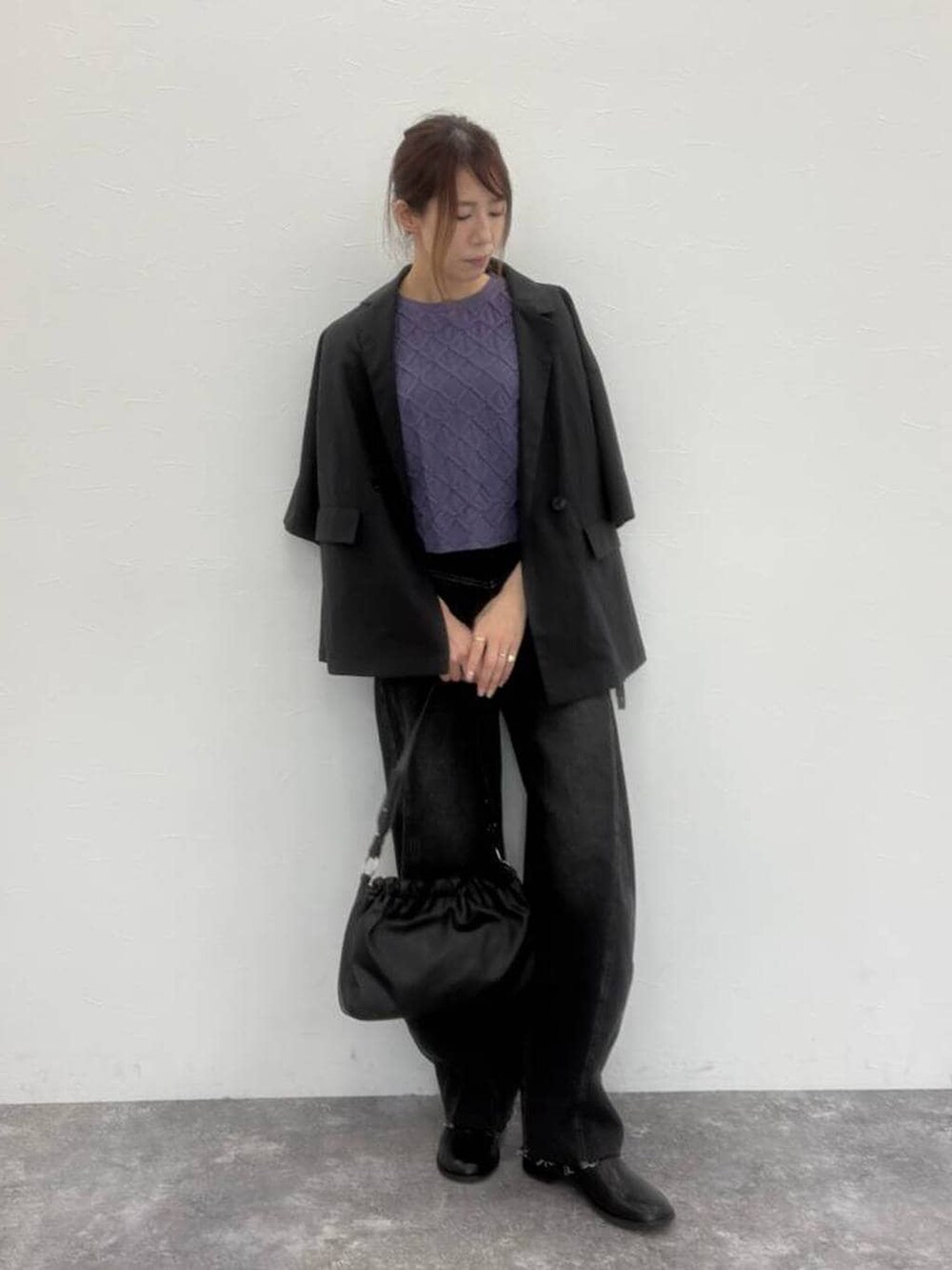 ブラック系のトートバッグ、ブラック系のその他シューズ、ブラック系のデニムパンツを着用したレディースの春コーディネートの2枚目の写真