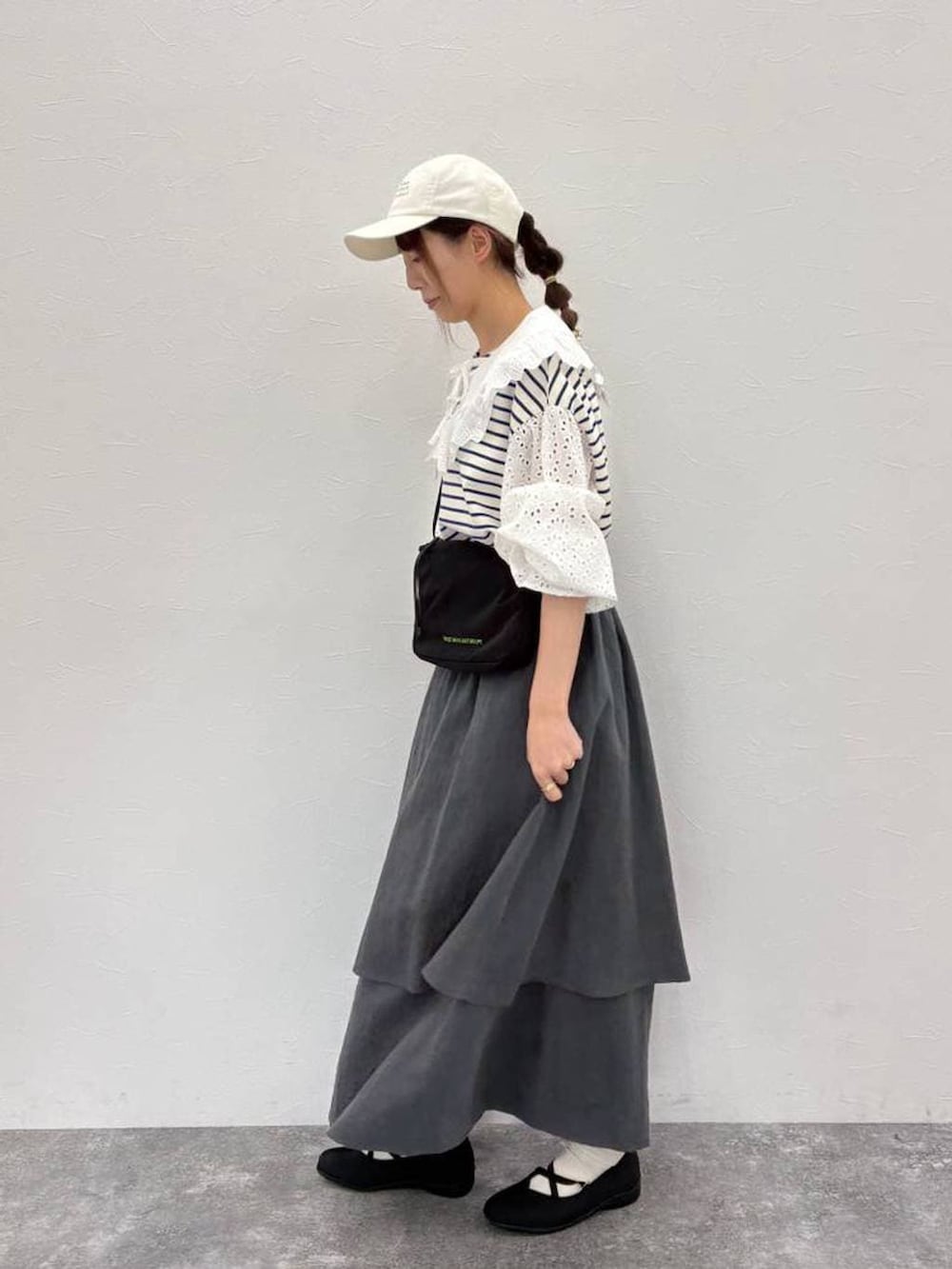 ブラック系のバレエシューズ、ブラック系のショルダーバッグ、ホワイト系のTシャツ/カットソーを着用したレディースの春コーディネートの3枚目の写真