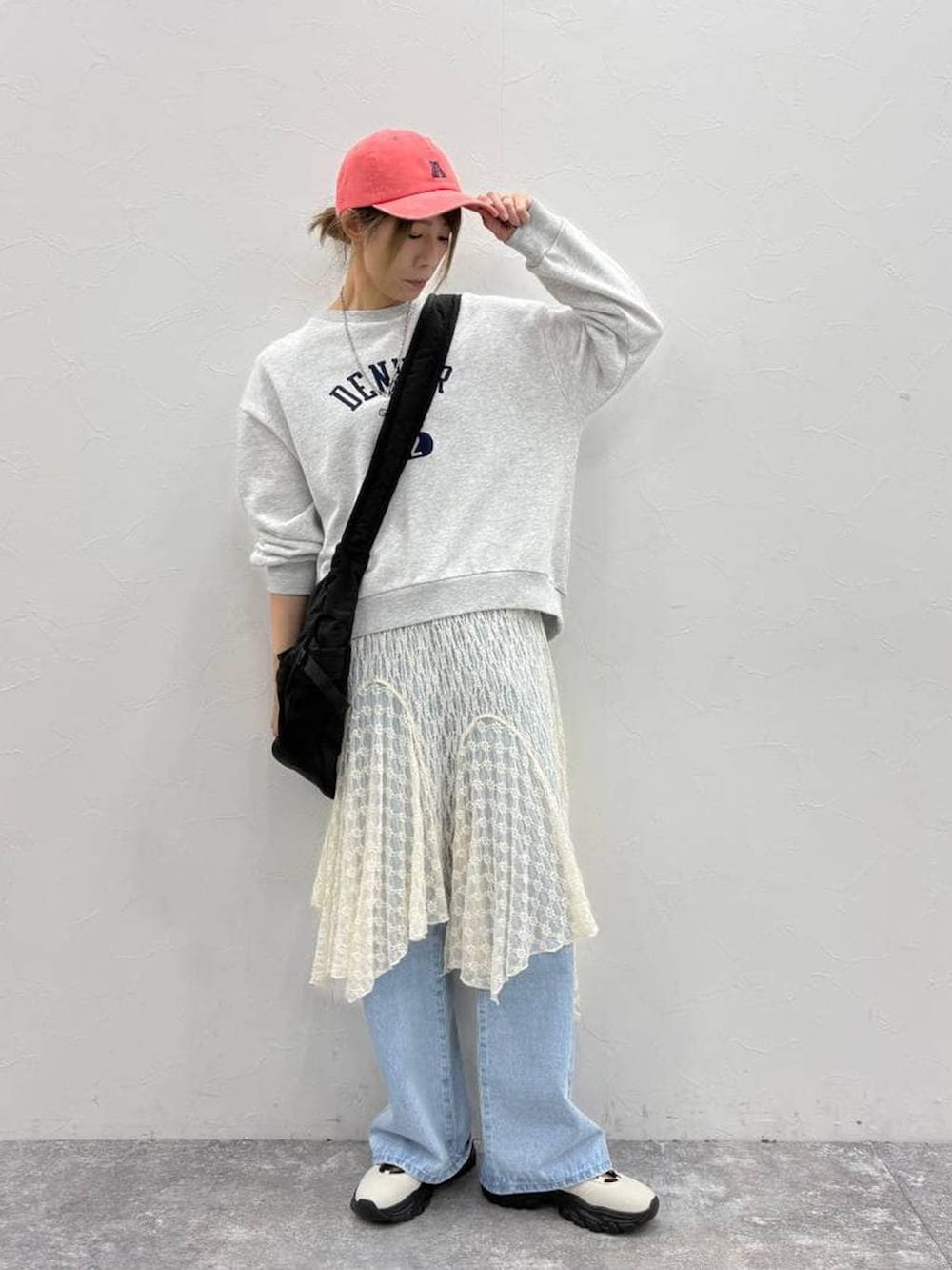 ホワイト系のスニーカー、グレー系のスウェット、ベージュ系のワンピースを着用したレディースの春コーディネートの4枚目の写真