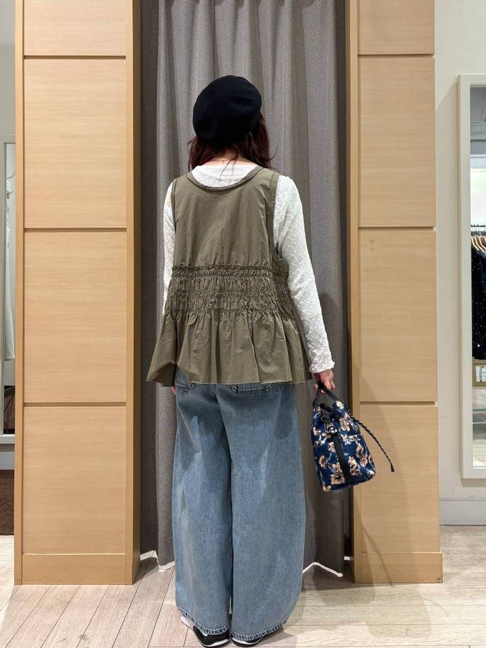 ブルー系のデニムパンツ、ホワイト系のTシャツ/カットソー、グリーン系のベストを着用したレディースの春コーディネートの3枚目の写真