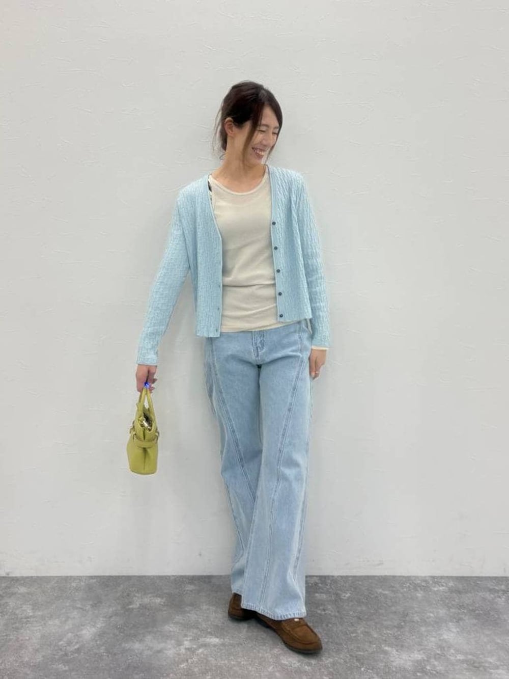 ブラック系のショルダーバッグ、イエロー系のローファー、ベージュ系のTシャツ/カットソーを着用したレディースの春コーディネートの2枚目の写真