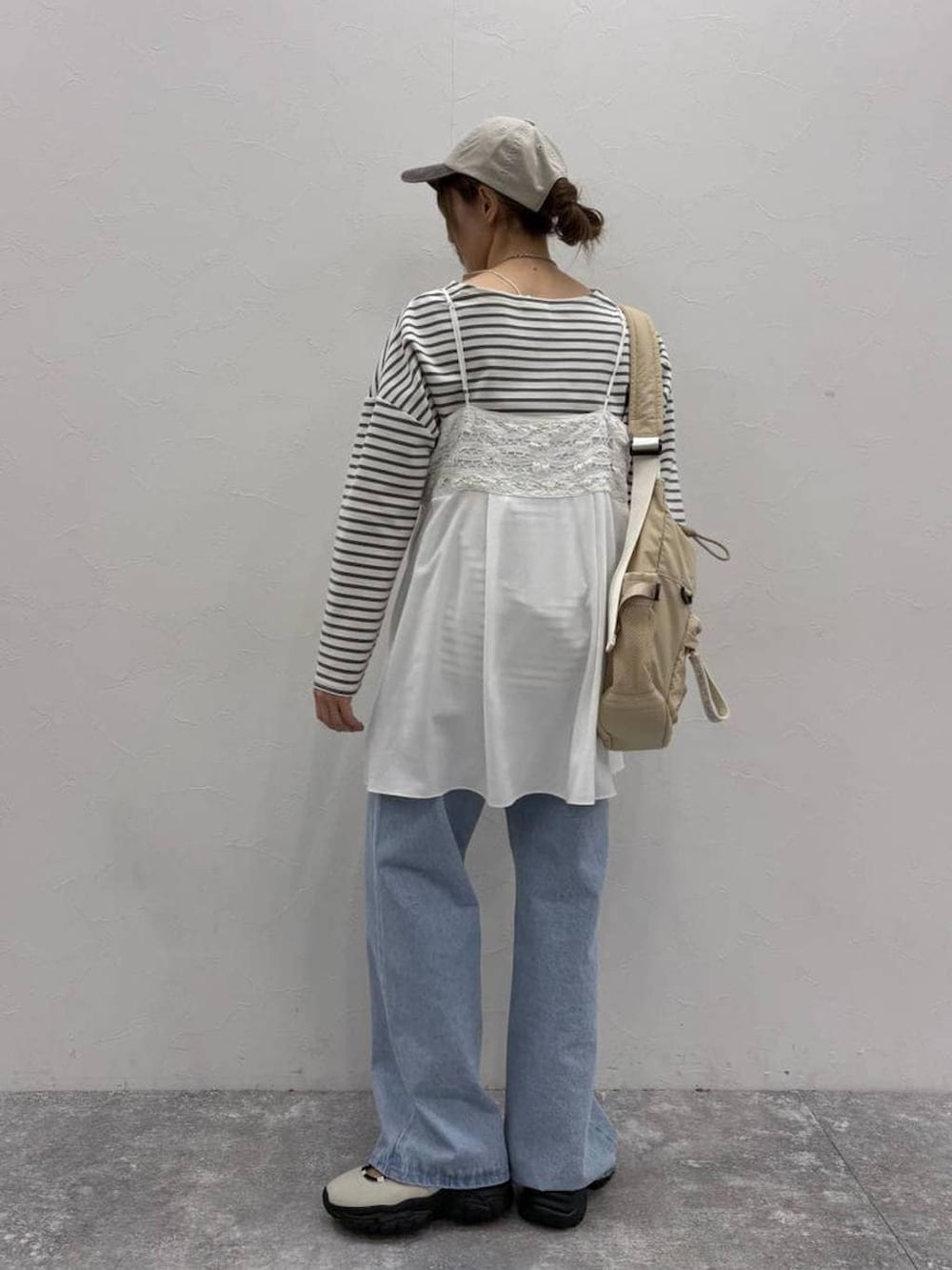 ホワイト系のスニーカー、その他のTシャツ/カットソー、ベージュ系のショルダーバッグを着用したレディースの春コーディネートの3枚目の写真