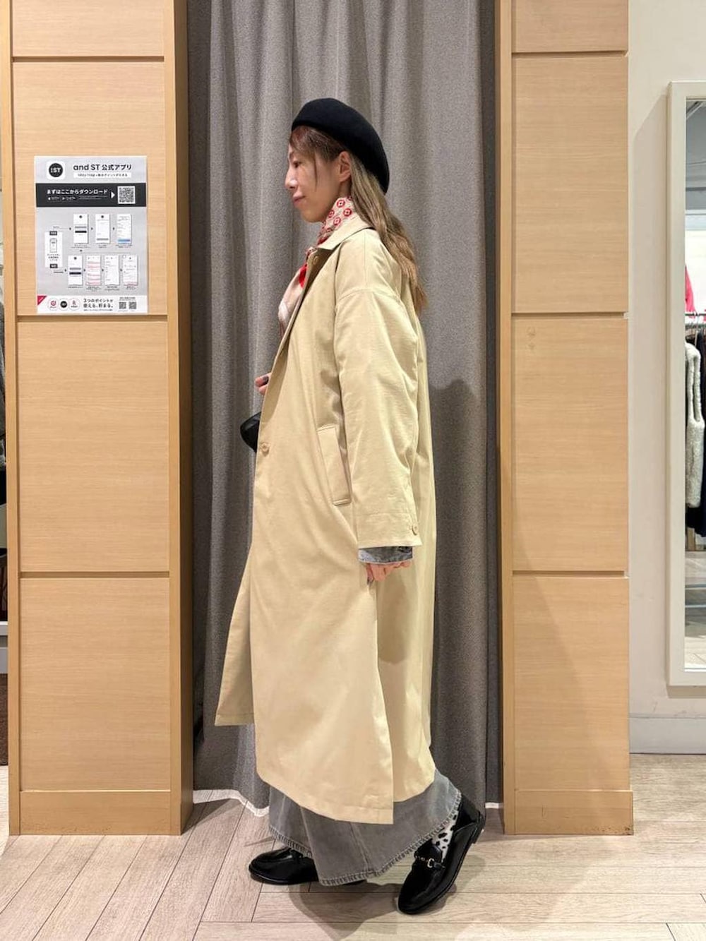 グレー系のデニムパンツ、グレー系のシャツ/ブラウス、ブラック系のショルダーバッグを着用したレディースの春コーディネートの2枚目の写真