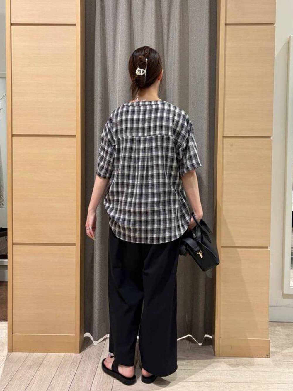 ブラック系のサンダル、ブラック系のその他パンツ、ブラック系のショルダーバッグを着用したレディースの夏コーディネートの2枚目の写真