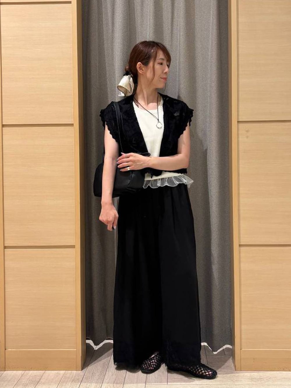 ブラック系のその他パンツ、ブラック系のショルダーバッグ、ブラック系のベストを着用したレディースの夏コーディネートの3枚目の写真