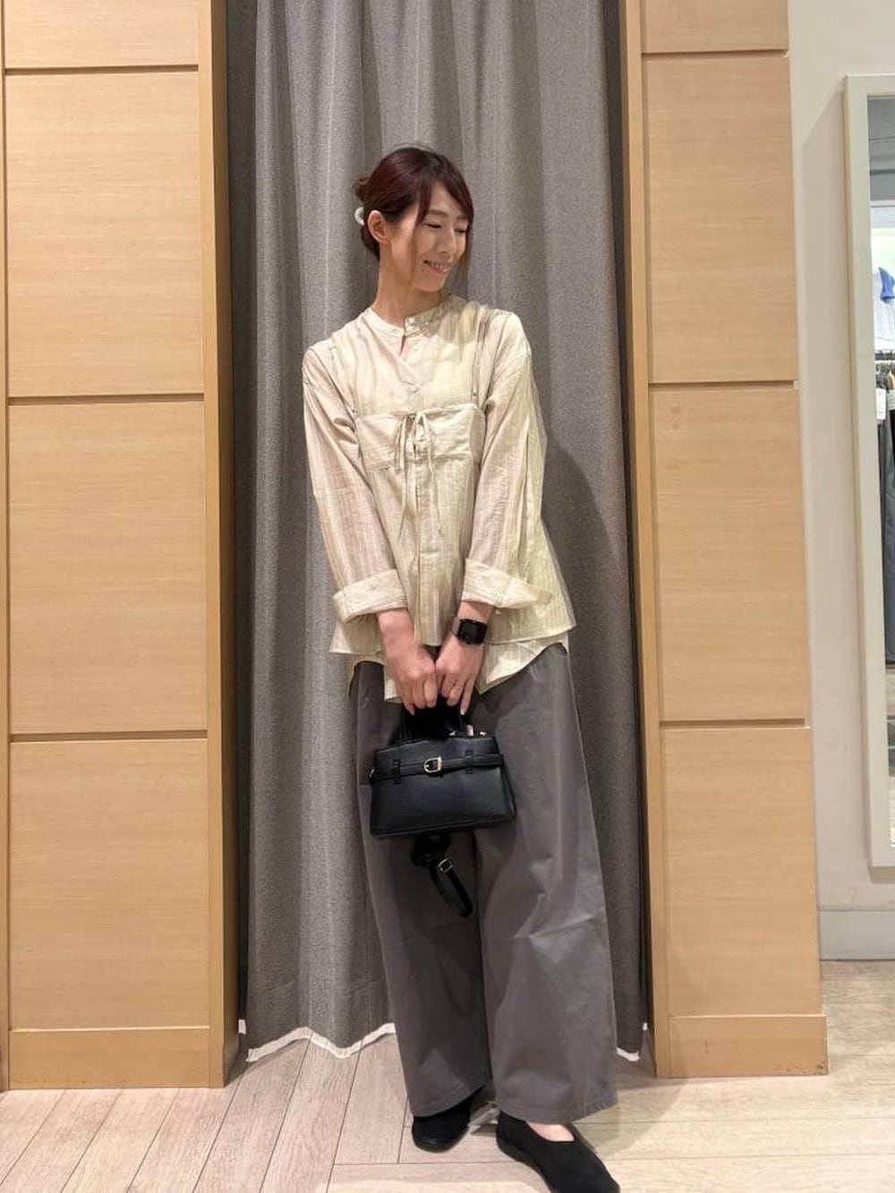 ブラック系のショルダーバッグ、グレー系のその他パンツ、ブラック系のパンプスを着用したレディースの春コーディネートの3枚目の写真