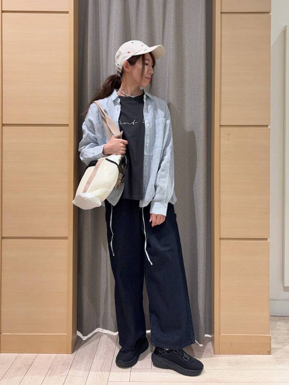 その他のシャツ/ブラウス、ブルー系のその他パンツ、ブラック系のスニーカーを着用したレディースの夏コーディネートの3枚目の写真