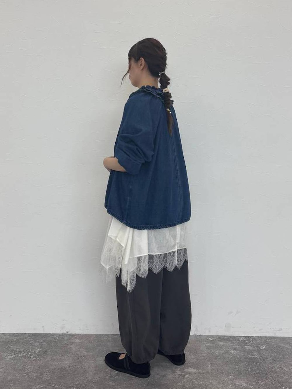 ブラック系のショルダーバッグ、ピンク系のTシャツ/カットソー、ブルー系のブルゾンを着用したレディースの秋コーディネートの3枚目の写真