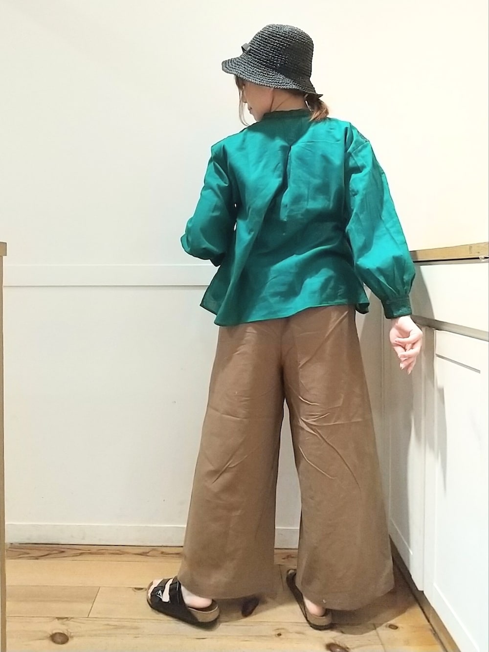 グリーン系のシャツ/ブラウス、ブラウン系のその他パンツ、ブラック系のサンダルを着用したレディースの春コーディネートの2枚目の写真