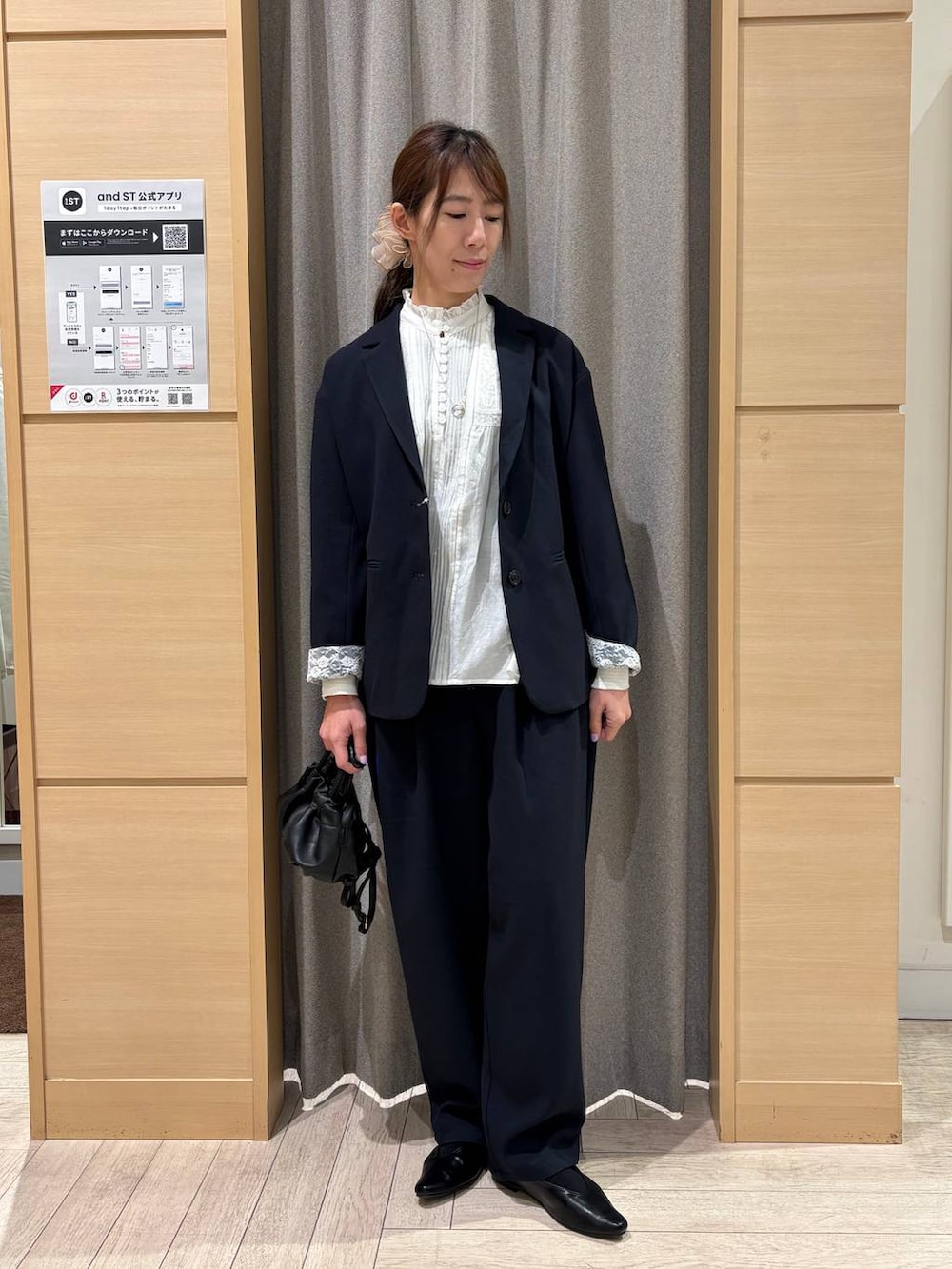 ホワイト系のシャツ/ブラウス、ブラック系のショルダーバッグ、ブルー系のその他パンツを着用したレディースの春コーディネートの4枚目の写真