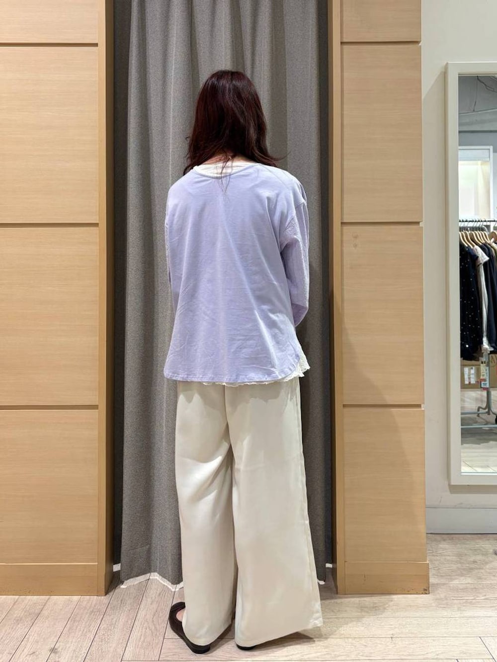 ブラウン系のその他シューズ、ブラウン系のショルダーバッグ、ホワイト系のTシャツ/カットソーを着用したレディースの春コーディネートの3枚目の写真