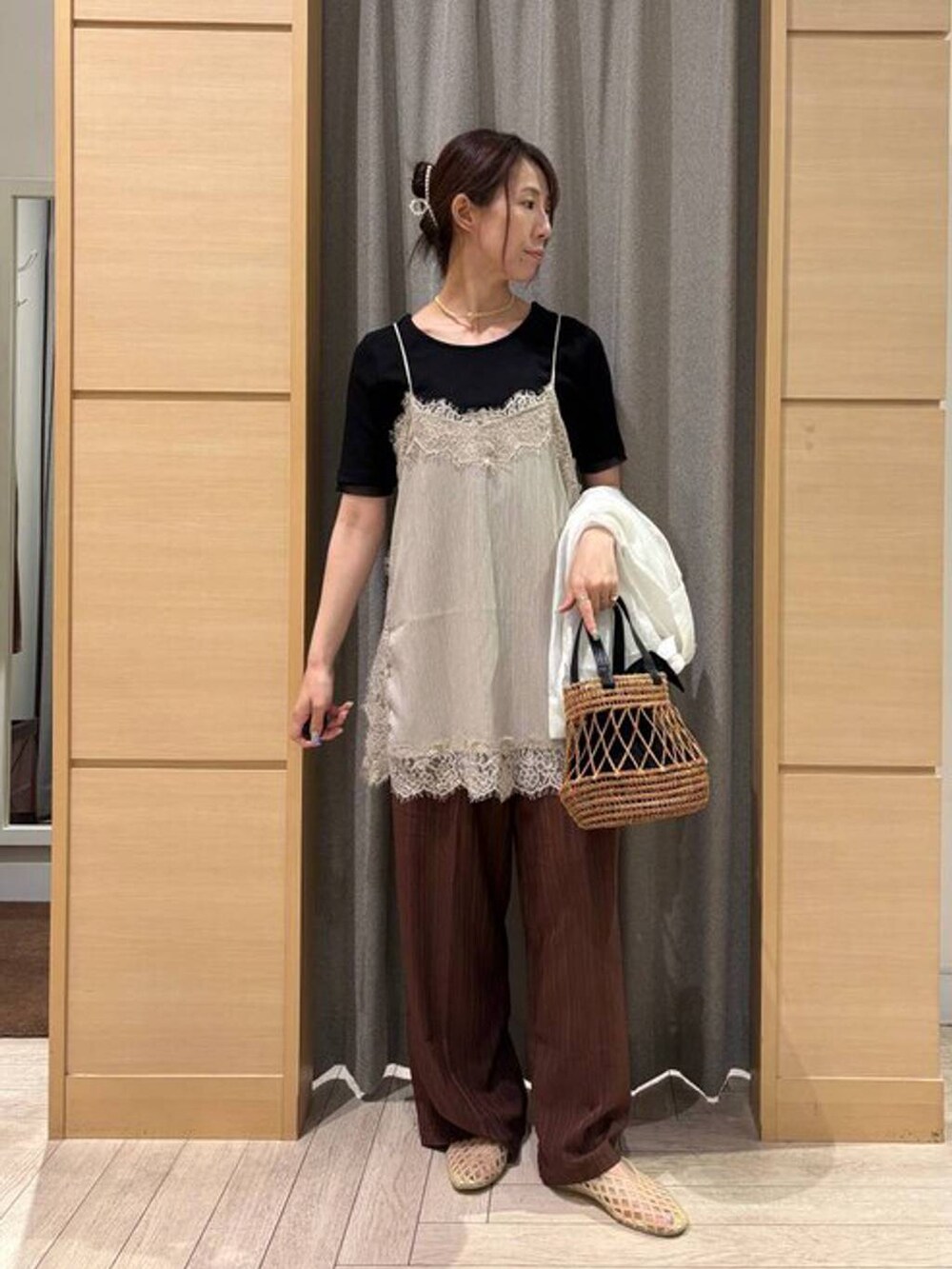ブラック系のトートバッグ、ベージュ系のパンプス、ブラック系のTシャツ/カットソーを着用したレディースの夏コーディネートの4枚目の写真