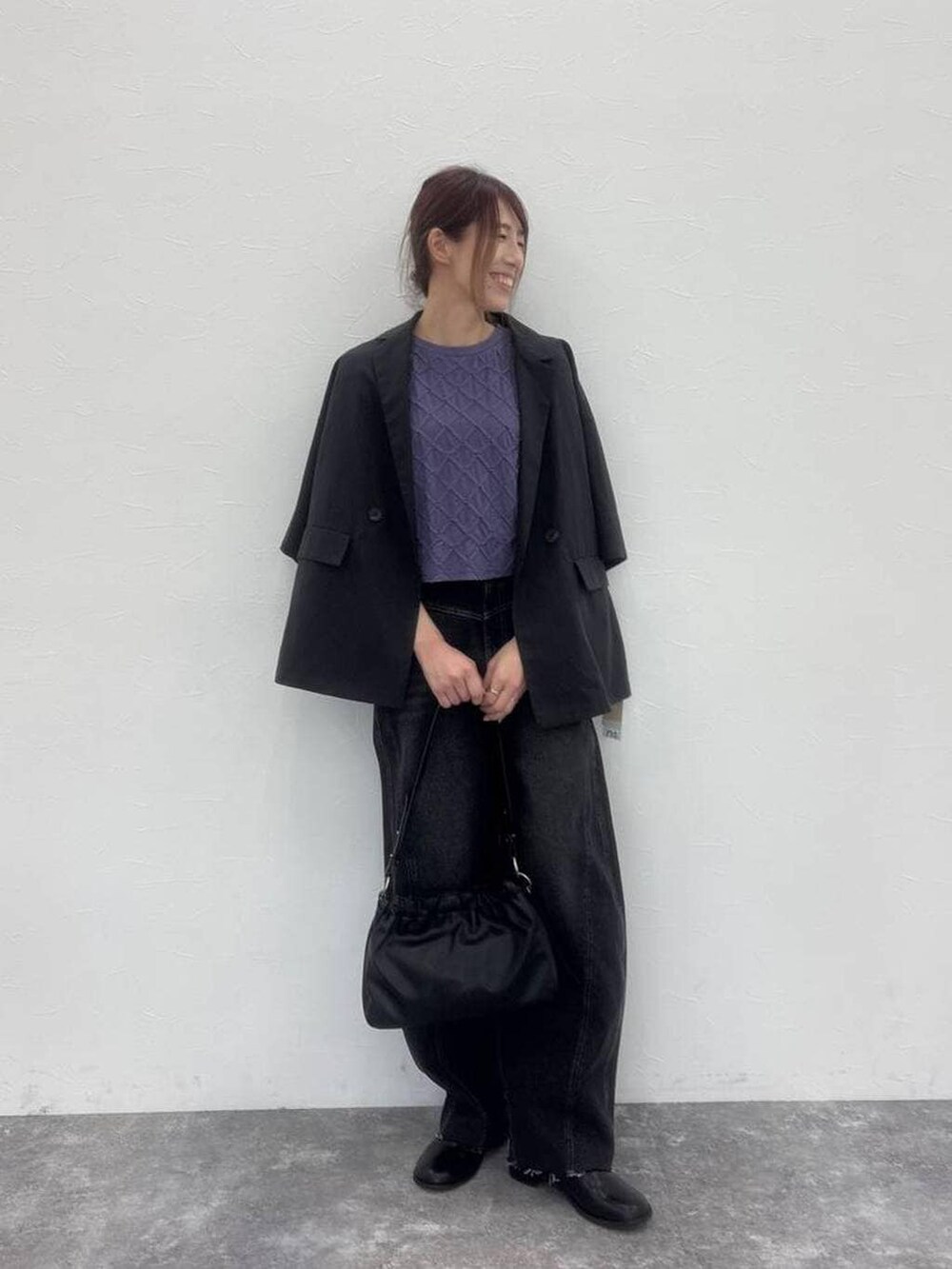 ブラック系のトートバッグ、ブラック系のその他シューズ、ブラック系のデニムパンツを着用したレディースの春コーディネートの5枚目の写真