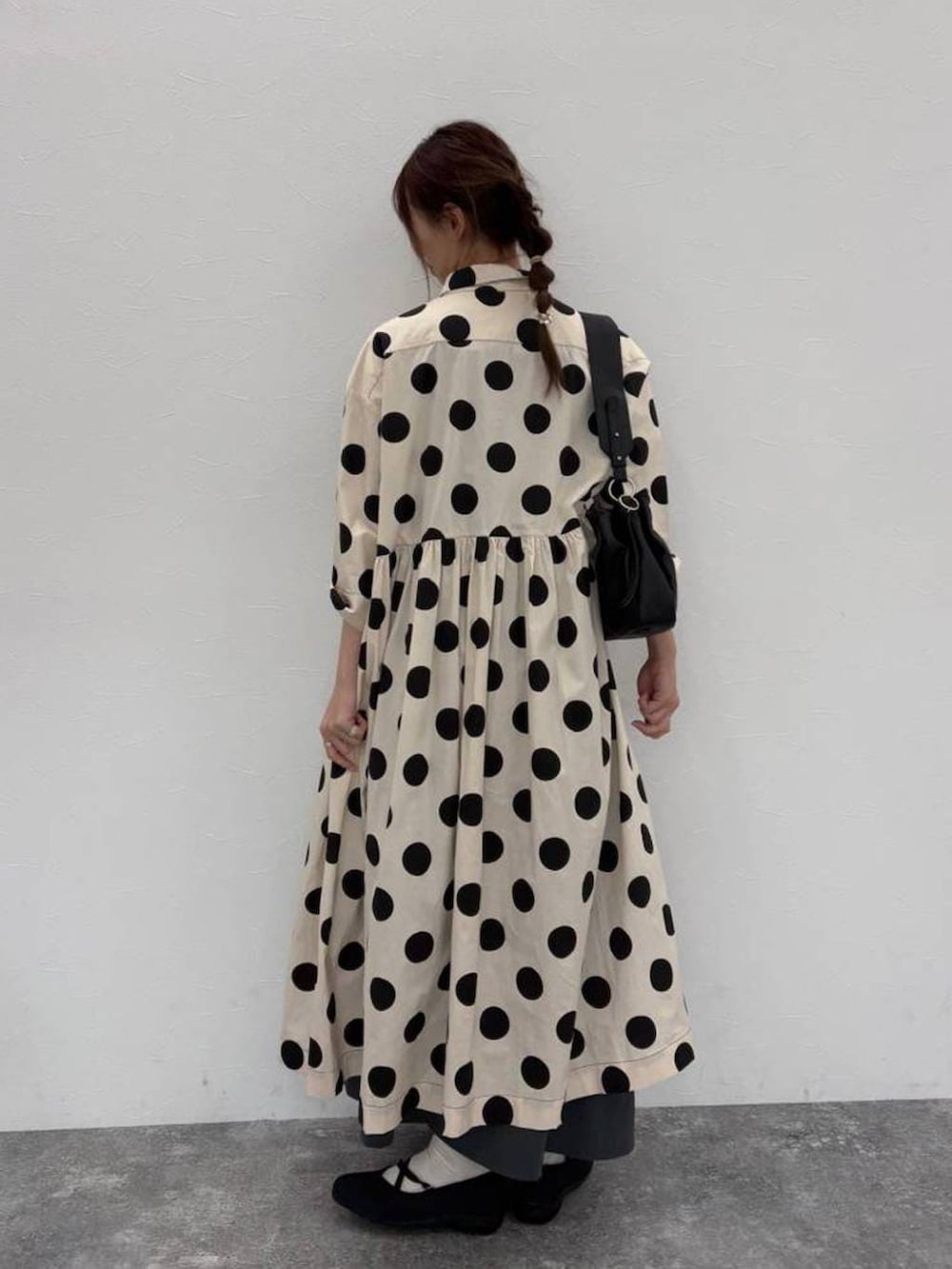 ブラック系のトートバッグ、ブラック系のタンクトップ、ブラック系のバレエシューズを着用したレディースの春コーディネートの3枚目の写真