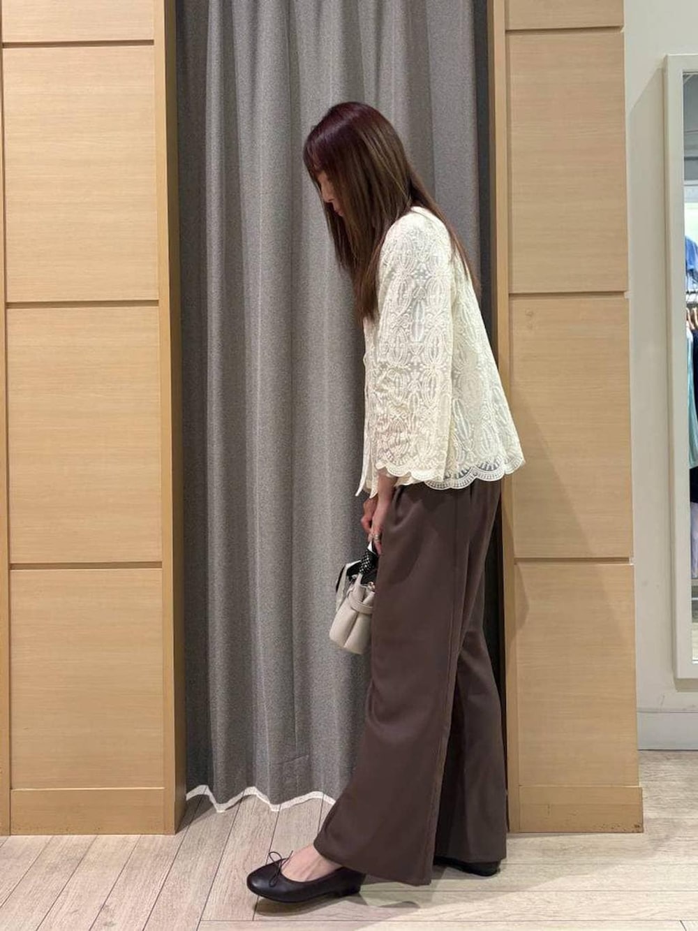 ホワイト系のTシャツ/カットソー、ブラウン系のその他シューズ、ブラウン系のその他パンツを着用したレディースの春コーディネートの3枚目の写真