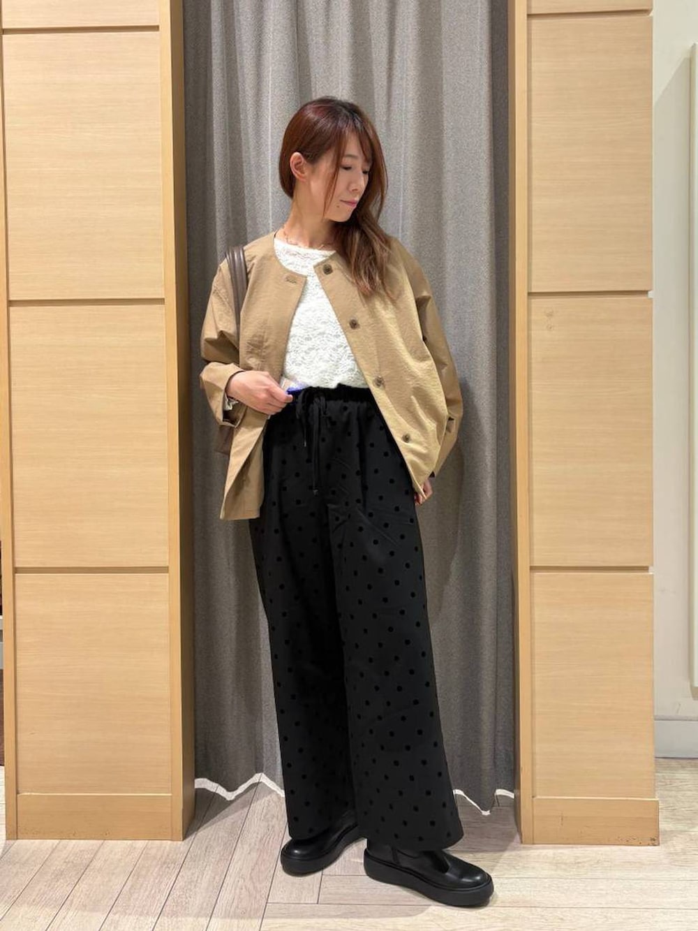 グレー系のその他パンツ、ブラック系のブーツ、ホワイト系のTシャツ/カットソーを着用したレディースの秋コーディネートの3枚目の写真