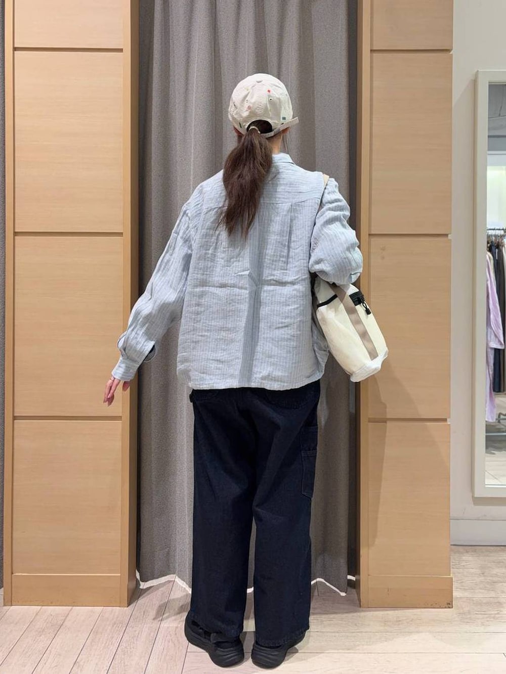その他のシャツ/ブラウス、ブルー系のその他パンツ、ブラック系のスニーカーを着用したレディースの夏コーディネートの4枚目の写真