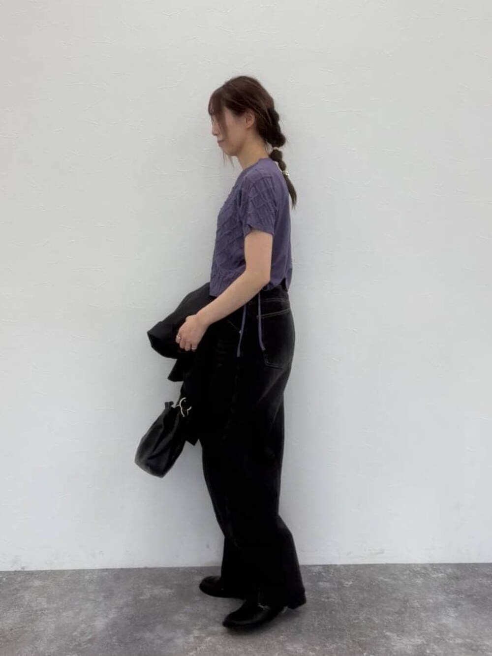 ブラック系のトートバッグ、ブラック系のその他シューズ、ブラック系のデニムパンツを着用したレディースの春コーディネートの7枚目の写真