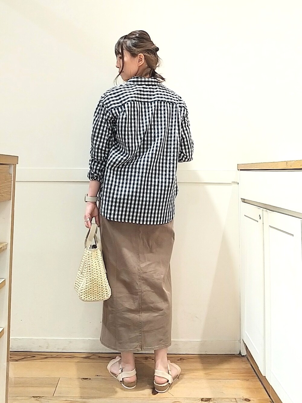 その他のシャツ/ブラウス、その他のTシャツ/カットソー、ベージュ系のサンダルを着用したレディースの春コーディネートの2枚目の写真