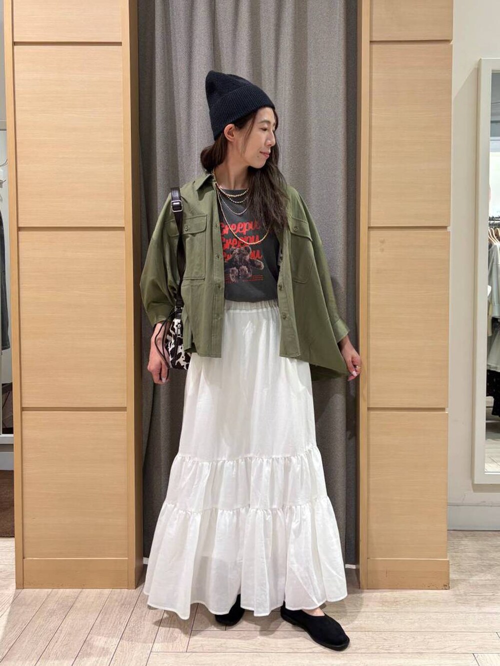 ブラック系のパンプス、ブラウン系のトートバッグ、グレー系のTシャツ/カットソーを着用したレディースの春コーディネートの4枚目の写真