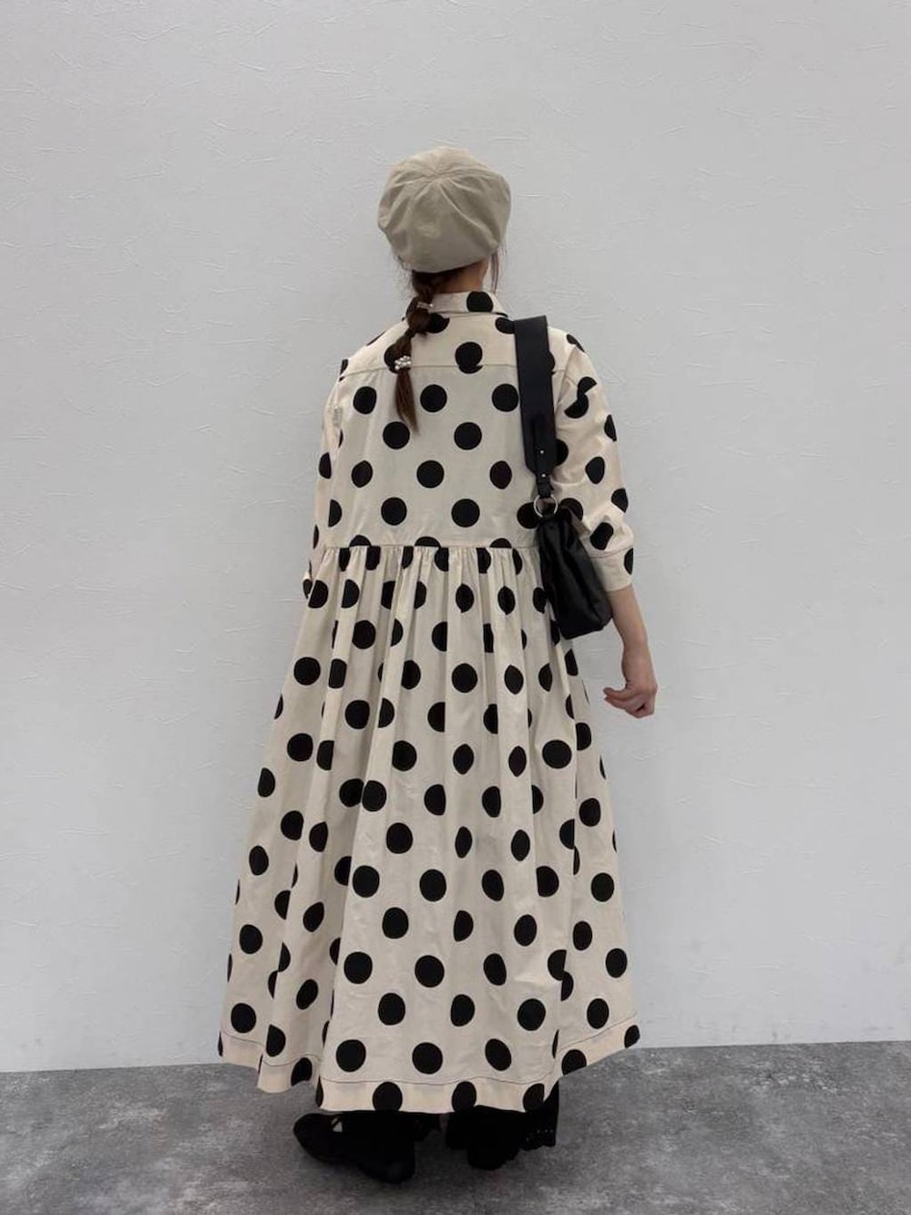 ブラック系のトートバッグ、ブラック系のバレエシューズ、ブラック系のその他パンツを着用したレディースの春コーディネートの5枚目の写真