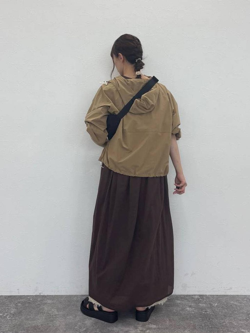 ベージュ系のデニムパンツ、ブルー系のTシャツ/カットソー、ベージュ系のその他アウターを着用したレディースの秋コーディネートの2枚目の写真