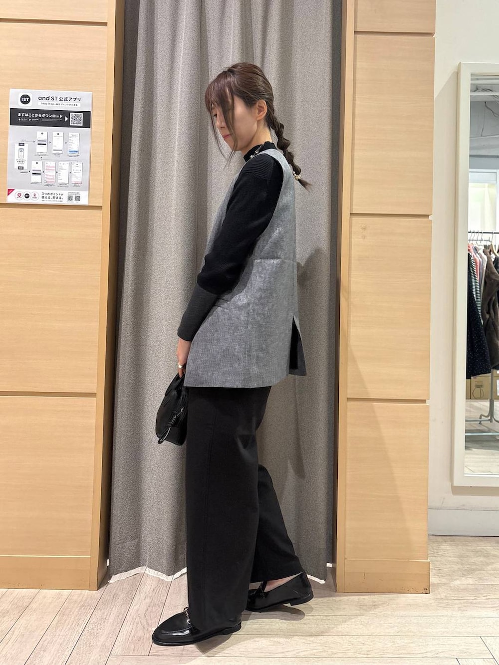 グレー系のベスト、その他のニット/セーター、ブラック系のスラックスを着用したレディースの春コーディネートの3枚目の写真