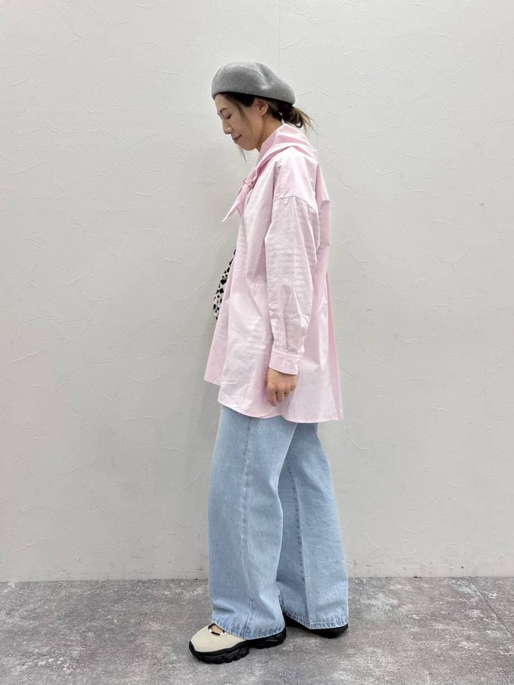 ホワイト系のスニーカー、その他のTシャツ/カットソー、その他のトートバッグを着用したレディースの春コーディネートの3枚目の写真