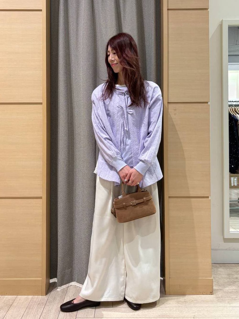 ブラウン系のその他シューズ、ブラウン系のショルダーバッグ、ホワイト系のTシャツ/カットソーを着用したレディースの春コーディネートの4枚目の写真