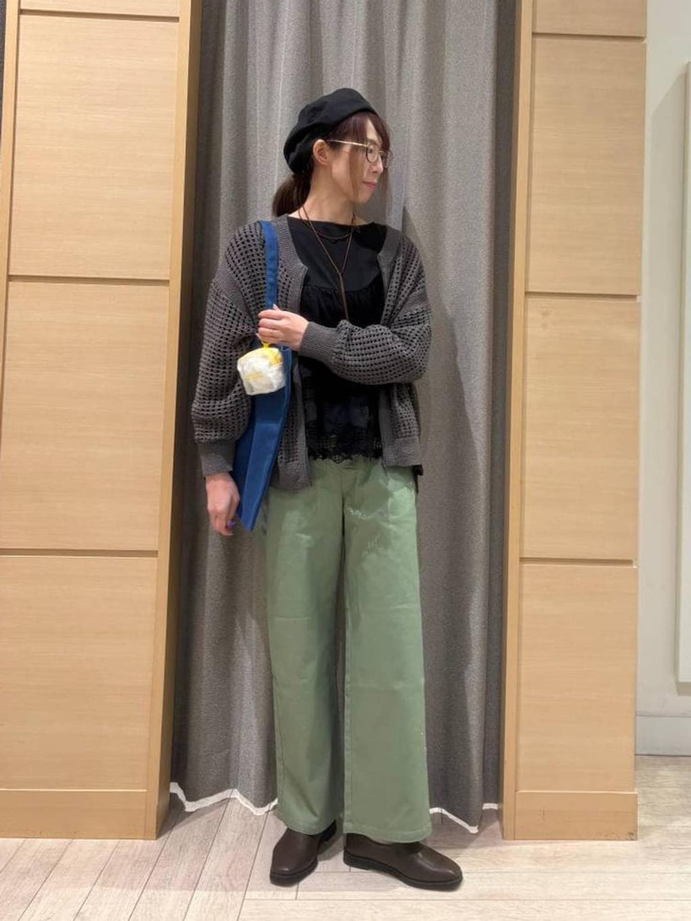 グリーン系のその他パンツ、ブラウン系のスリッポン、ブルー系のトートバッグを着用したレディースの春コーディネートの5枚目の写真