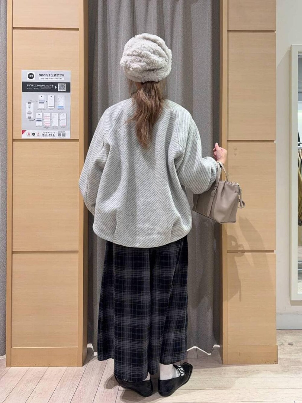 その他のその他パンツ、グレー系のノーカラーコート、その他のニット/セーターを着用したレディースの秋コーディネートの2枚目の写真