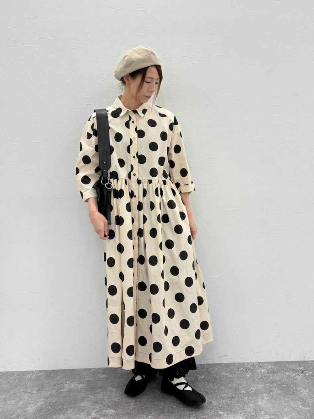 ブラック系のトートバッグ、ブラック系のバレエシューズ、ブラック系のその他パンツを着用したレディースの春コーディネートの2枚目の写真