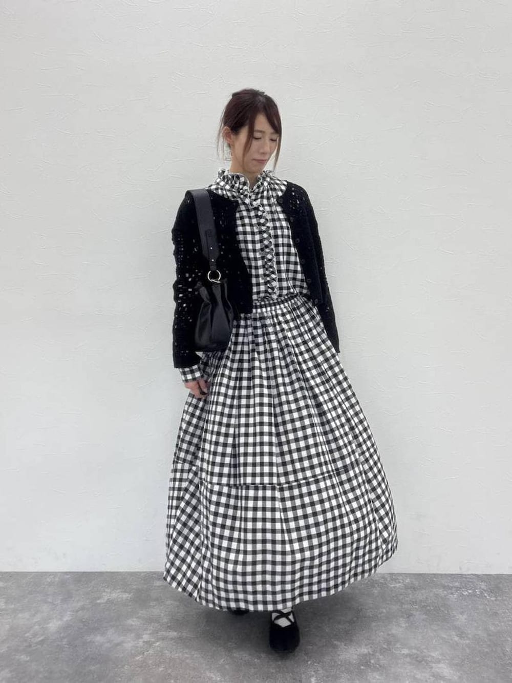 ブラック系のトートバッグ、ブラック系のバレエシューズ、ブラック系のカーディガン/ボレロを着用したレディースの春コーディネートの4枚目の写真