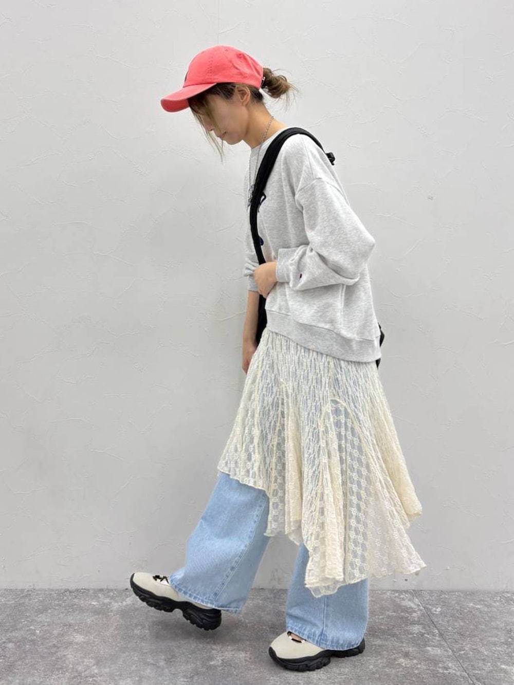 ホワイト系のスニーカー、グレー系のスウェット、ベージュ系のワンピースを着用したレディースの春コーディネートの2枚目の写真