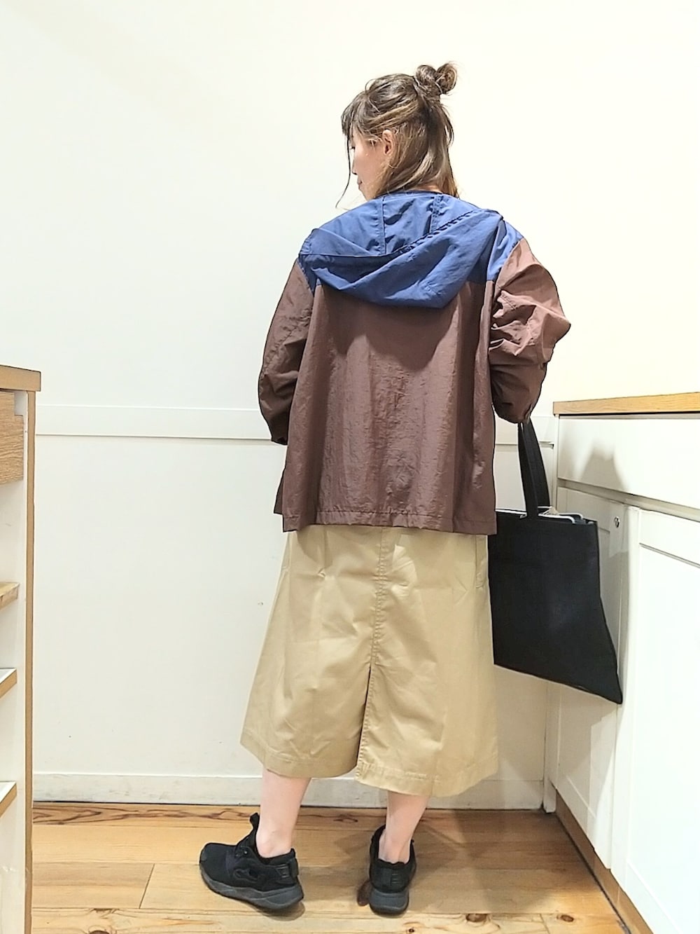 その他のTシャツ/カットソー、ブラウン系のマウンテンパーカー、ベージュ系のスカートを着用したレディースの春コーディネートの2枚目の写真