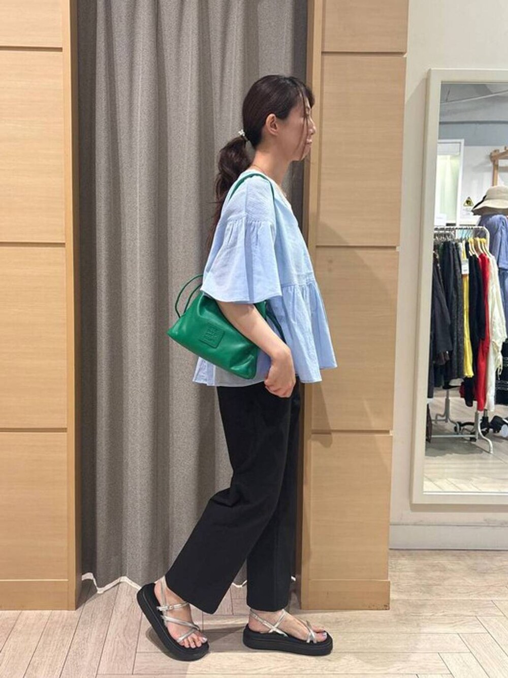 ブラック系のその他パンツ、シルバー系のサンダル、グリーン系のトートバッグを着用したレディースの夏コーディネートの5枚目の写真